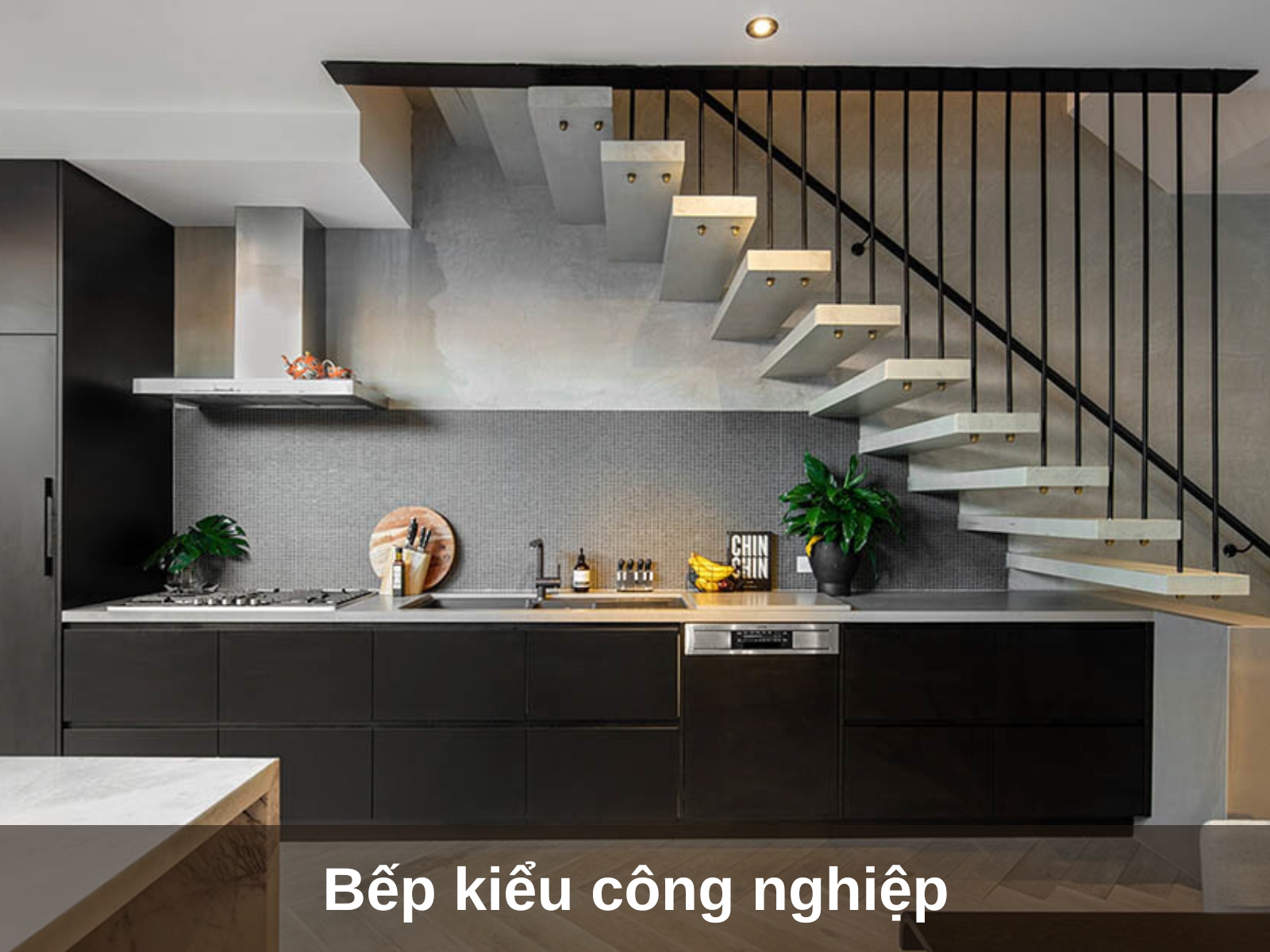 Mau thiet ke noi that phong bep duoi gam cau thang hot nhat nam 2024