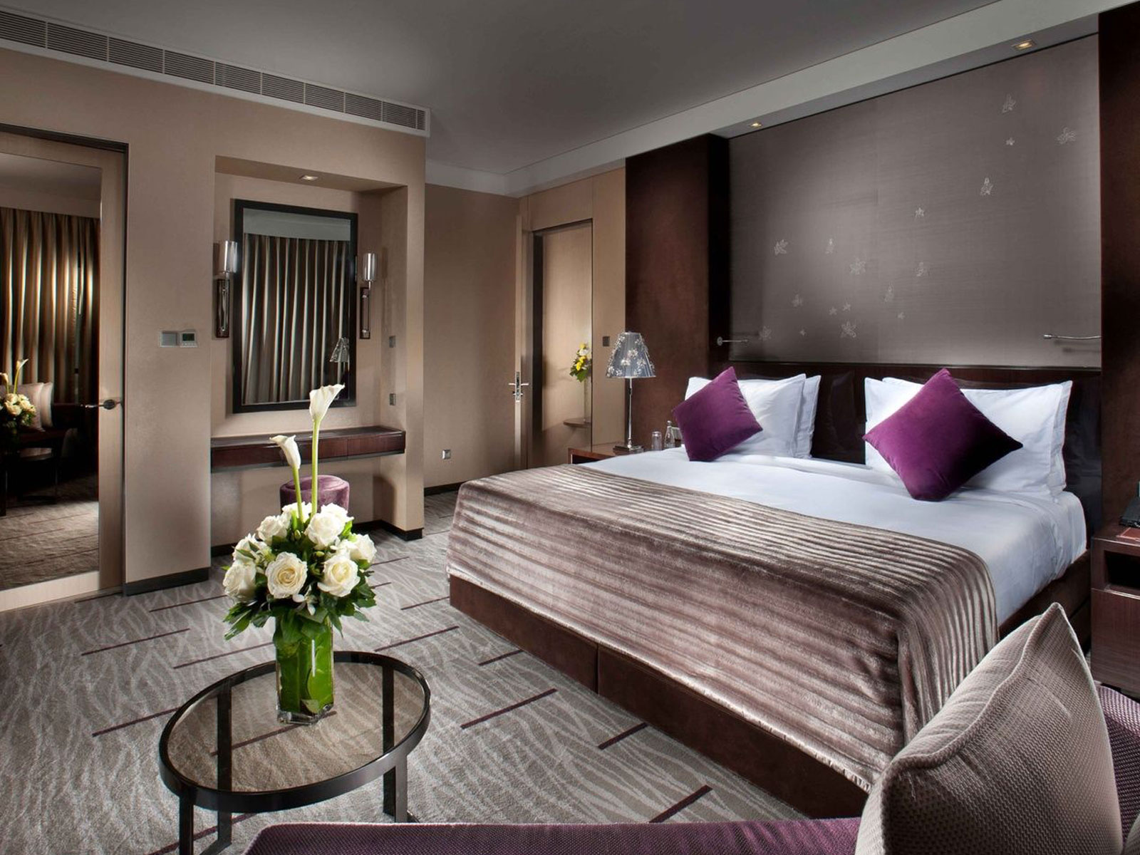 phong ngu 25m2 co nha ve sinh